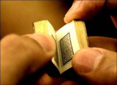  المصحف .. الأغلى والأثقل والأدق فى العالم  World's smallest handwritten Holy Quran001